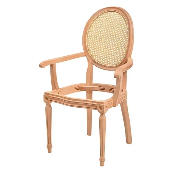 Плетено кресло с подлакътник и медальон